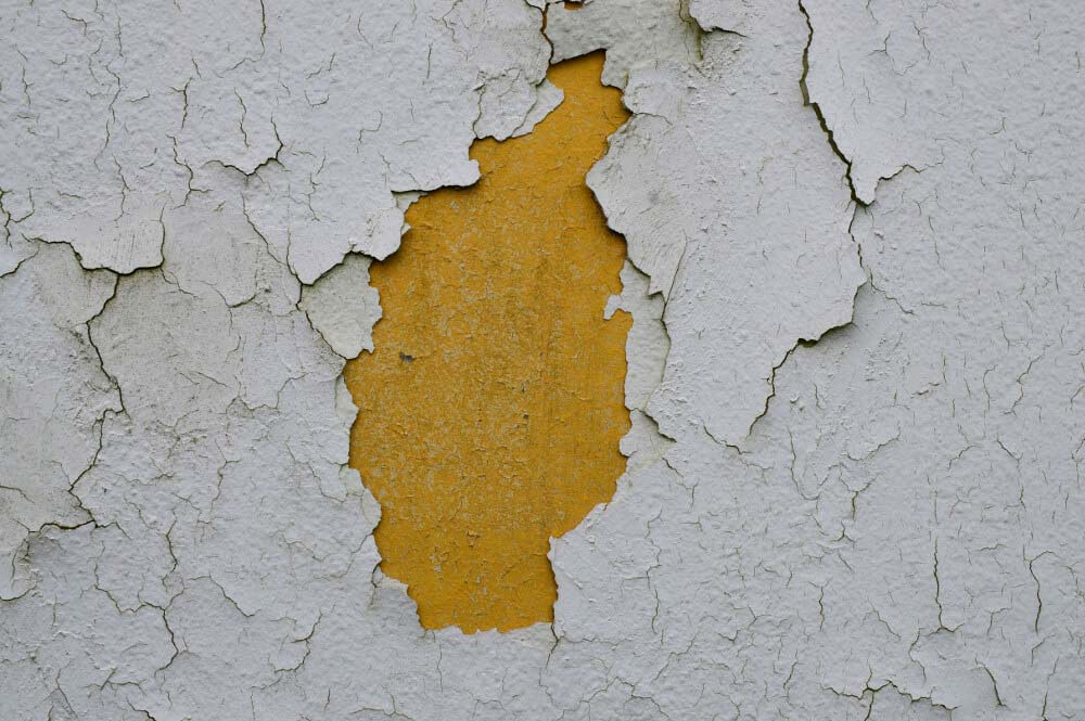 Fassadenanstrich schützt vor Verwitterung (Foto: © Alisseja / Dollar Photo Club)